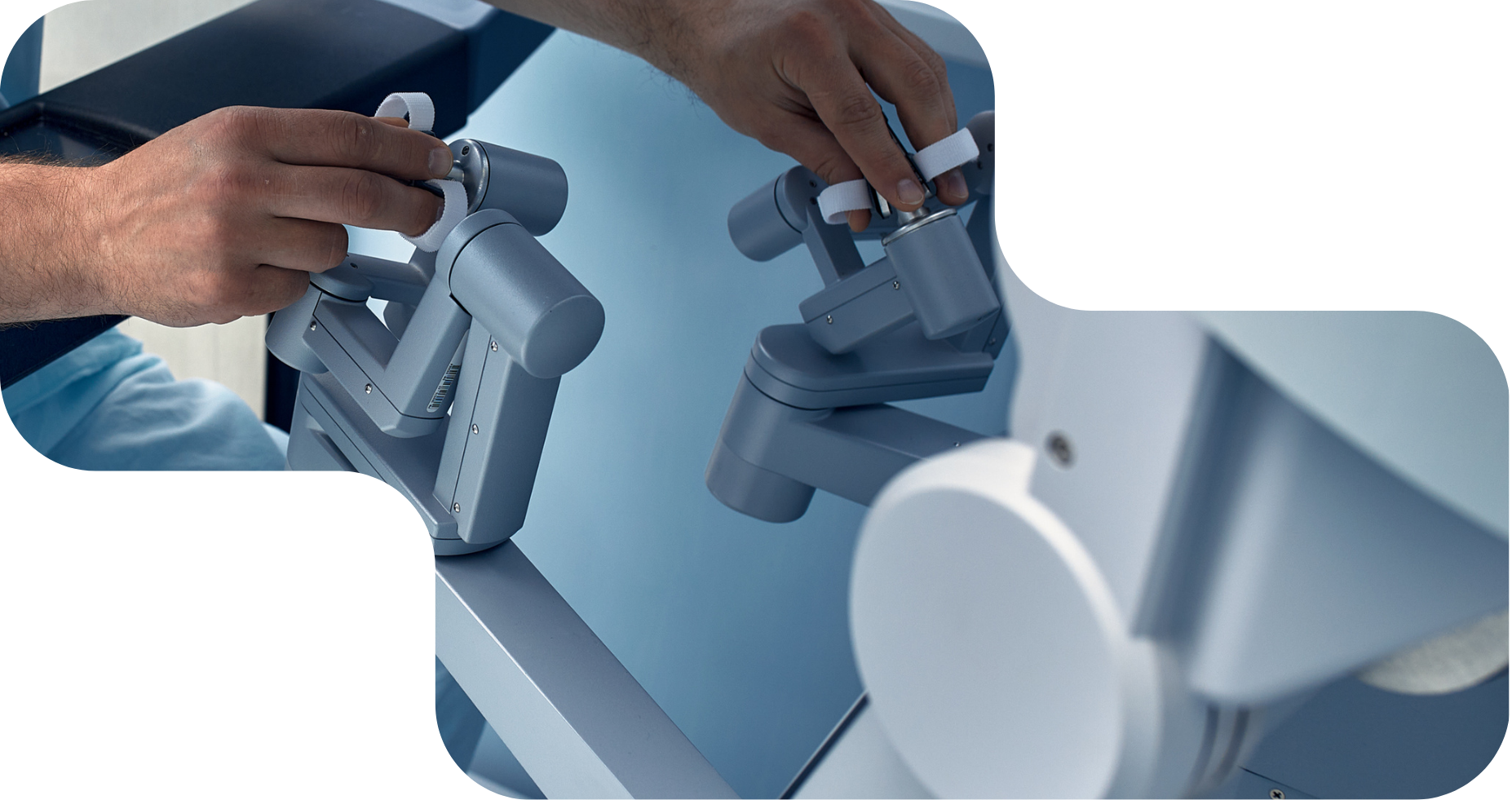 uma mão operando um robô de cirurgia robótica